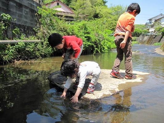 川で遊ぶ子供